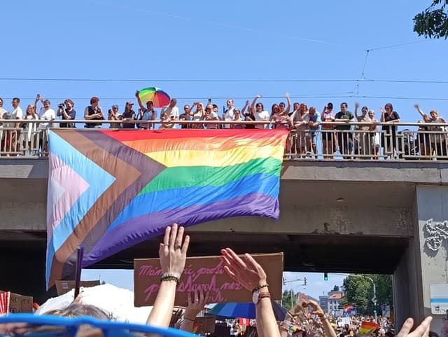 Dúhová Praha v tieni tragédie z Berlína: V uliciach boli desiatky tisíc ľudí a stovky policajtov