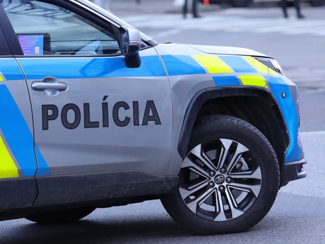 Potýčka v Malackách skončila krvavým útokom: Muža po bodnutím neznámym predmetom odviezli do nemocnice