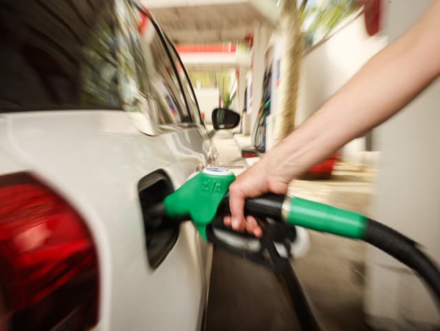 Palivová kríza v Rusku ničí moderné čínske autá: Benzín plný síry, vodičom odchádzajú motory!