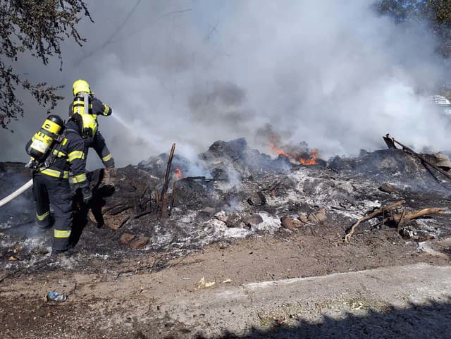 AKTUÁLNE Hustý dymový oblak nad hlavným mestom: Na Starej Ivanskej ceste vypukol masívny požiar!