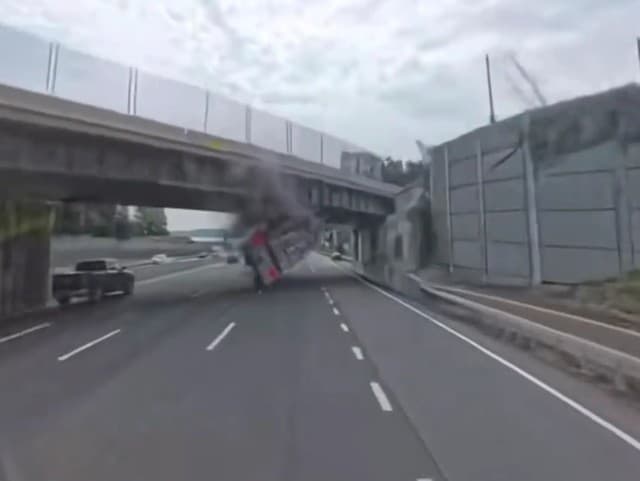 Dráma na diaľnici: Kamión narazil v plnej rýchlosti do mosta! VIDEO zachytáva totálnu skazu