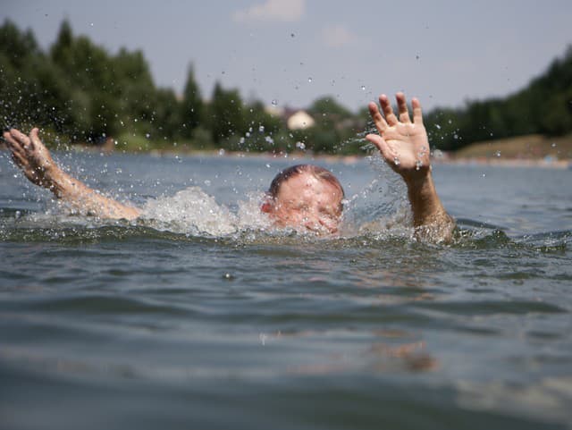 Muži sa topia výrazne