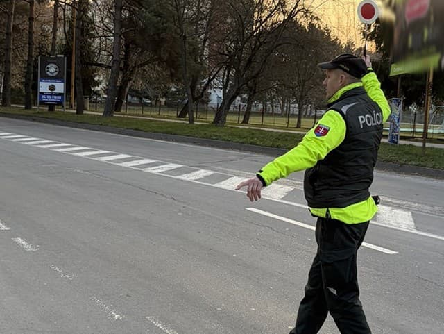 AKTUÁLNE Vstup do obce na východe Slovenska UZAVRELI! Polícia nevpúšťa ďalšie autá, TOTO je dôvod