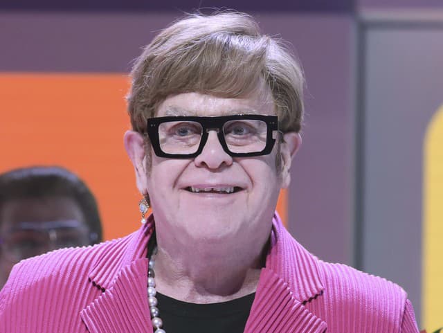 Spevák Elton John.
