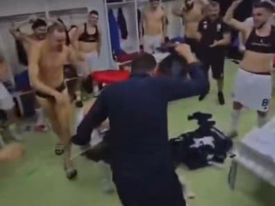 BIZÁR v šatni po zápase: Prezident klubu hodil medzi hráčov igelitku, TOTO z nej vypadlo!
