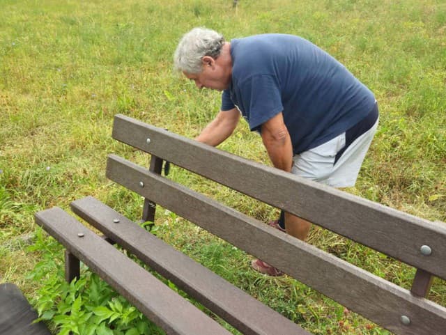 Penzistu v Prešove už vytáčal tento zanedbaný výjav: VYKAŠĽAL sa na mesto, vyhrnul si rukávy a sám sa dal do práce