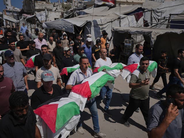 Smútiaci nesú telá Palestínčanov