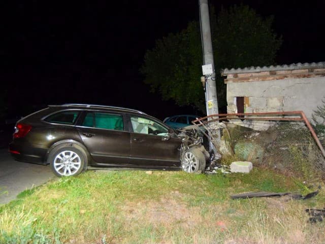 Tragická nehoda na juhu Slovenska: Auto skončilo dome, vodička zomrela, FOTO osudového nárazu