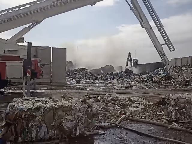 Požiar odpadu v Kokšov-Bakši