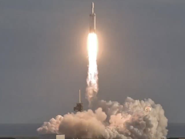 Do kozmu zamierila raketa
