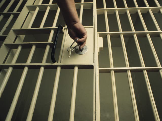 Neuveriteľný útek z nemeckej väznice: Muž mal pod podlahou tajný úkryt, polícia po ňom bezvýsledne pátra