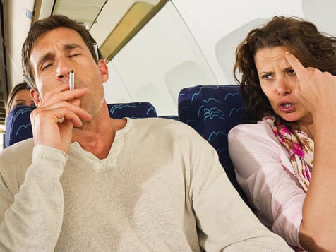 BIZÁR na palube: Pasažier si ZAPÁLIL cigaretu priamo počas letu! Po pristátí prišlo prekvapenie