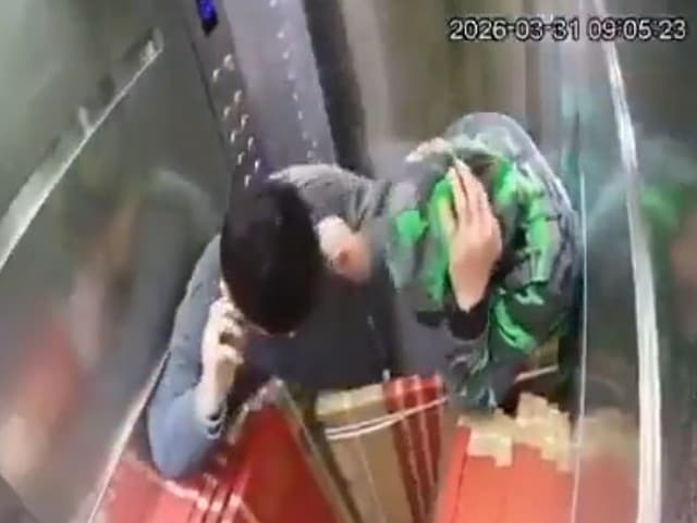 Robotníci v kabíne sa