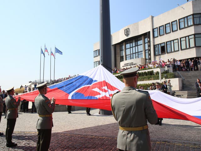 Akt vztýčenia vlajky Slovenskej