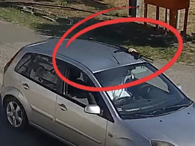 Horor v obci na východe: Agresor sa vozil so samopalom na aute! Ľuďom sa vyhrážal smrťou