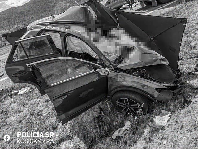 AKTUÁLNE  Ťažká nehoda pri Hrhove: Zrážka dvoch áut a kamióna má jednu obeť! FOTO Zo záberov mrazí