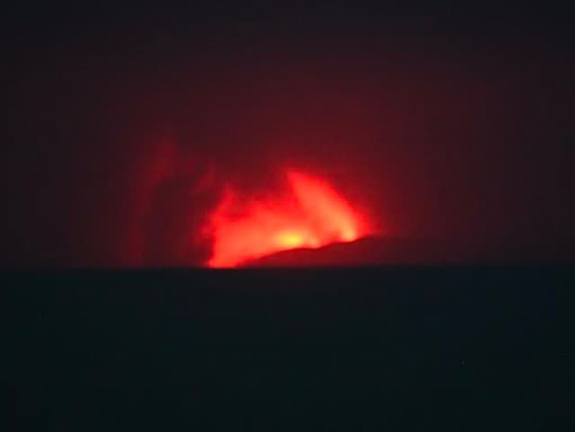 Láva žiari počas erupcie