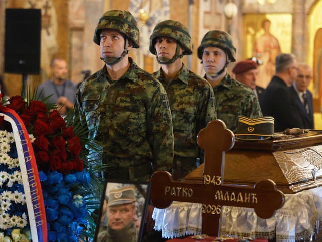 Šok v Belehrade: Odsúdeného vojnového zločinca oslavujú ako hrdinu, na pohrebe sú stovky ľudí