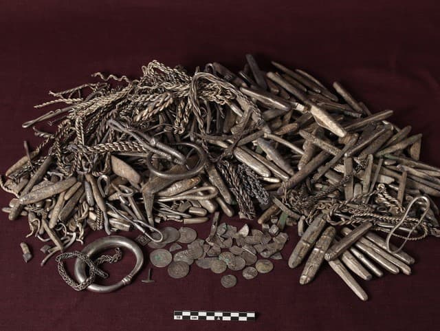 Muž našiel vikingský poklad.