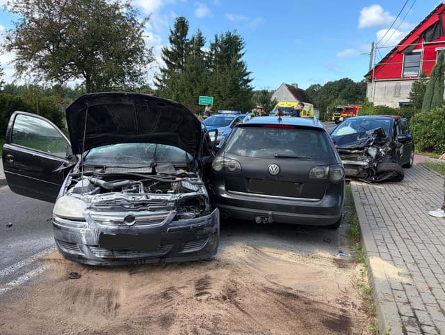 Policajná naháňačka skončila čelnou zrážkou: Za volantom sedel mladík (17), zasahoval vrtuľník! FOTO z miesta