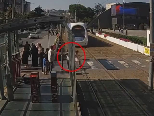 SEKUNDY od tragédie: VIDEO Päťročné dievčatko vbehlo pred prichádzajúcu električku, TOTO nasledovalo!