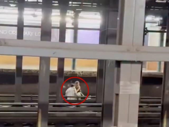 Šokujúce zábery: VIDEO Mladý pár pokojne sedel na koľajniciach a čakal na smrť! O chvíľu ich zrazilo metro