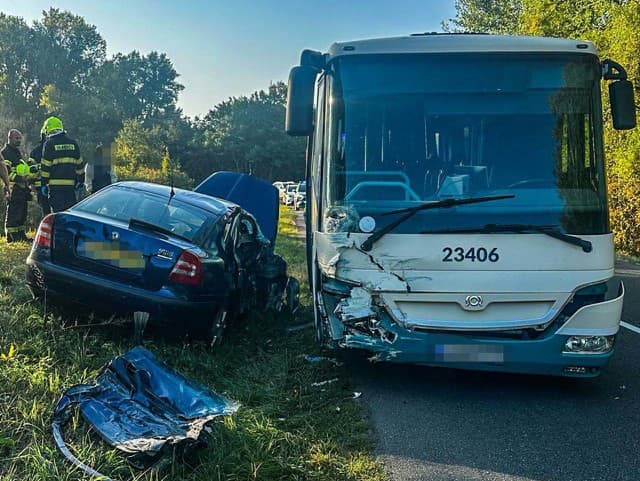AKTUÁLNE Autobus plný detí sa na východe zrazil s autom: Polícia preveruje okolnosti