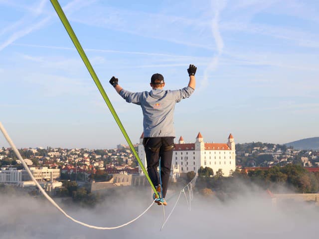 PRÁVE TERAZ Svetoznámy slackliner balansuje nad Bratislavou: FOTO Vo výške 100 metrov bojuje o nový rekord!