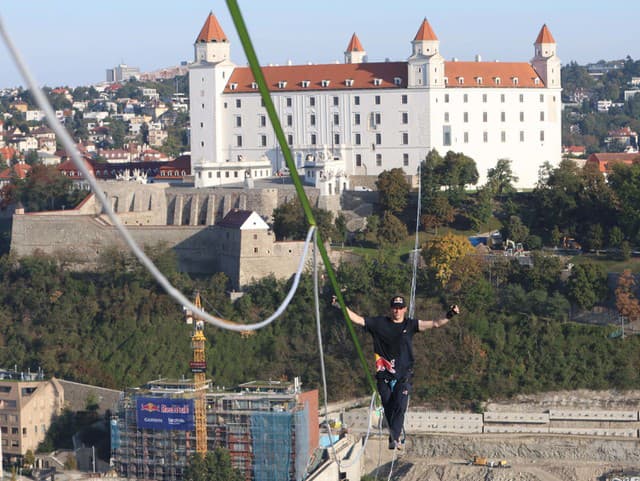 MIMORIADNE Svetoznámy slackliner prešiel na lane nad Bratislavou 14,7 kilometra: Stanovil svetový REKORD!