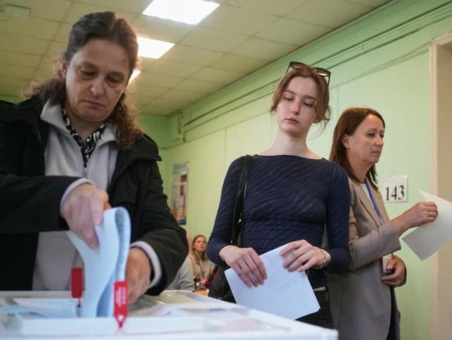 Ruské voľby sprevádza CHAOS: