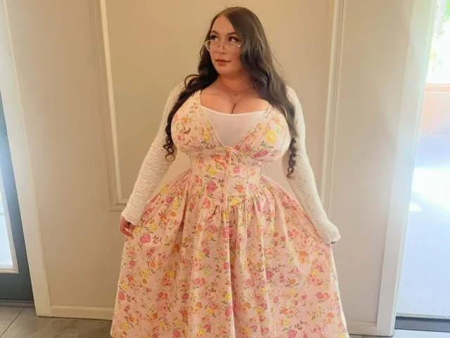 Modelka má obrovské prsia.