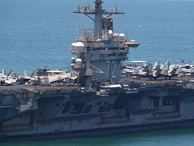 PEKLO na lietadlovej lodi USS Abraham Lincoln! Trumpova vláda priznala opakované pokusy o SAMOVRAŽDU