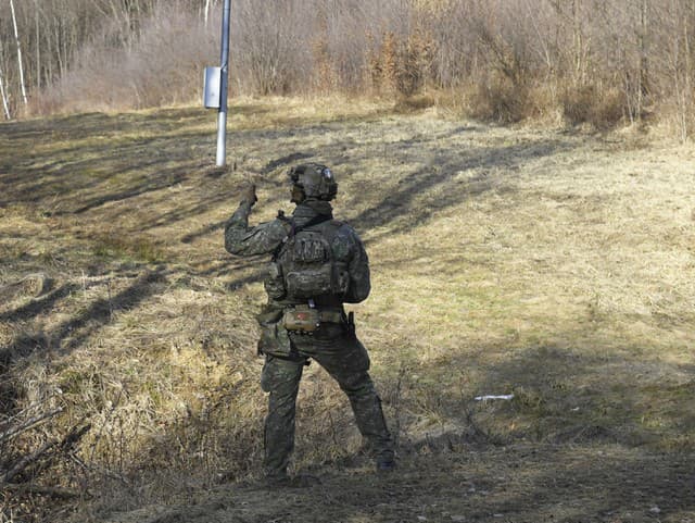 Škandál na ukrajinskej hranici: Vojak pomáhal mužom utekať na Slovensko, platili tisíce dolárov