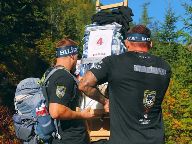 Policajti a záchranári vyniesli
