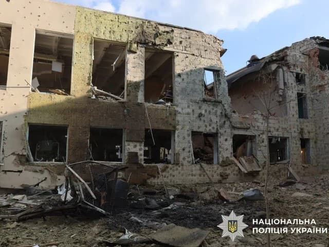 Bomba školu úplne zničila.