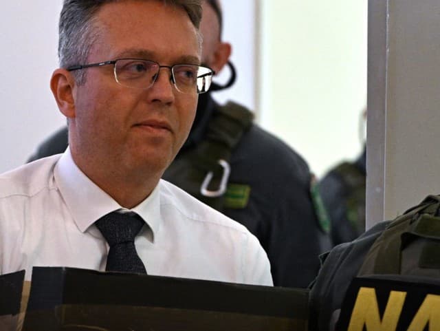 Exminister v putách: Obvinený