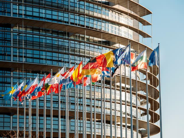 Eurokomisár pre obranu podporil