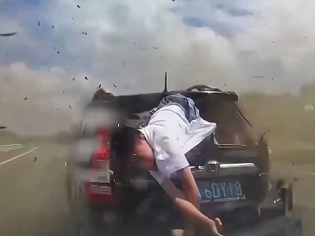 Matku s dieťaťom vymrštilo