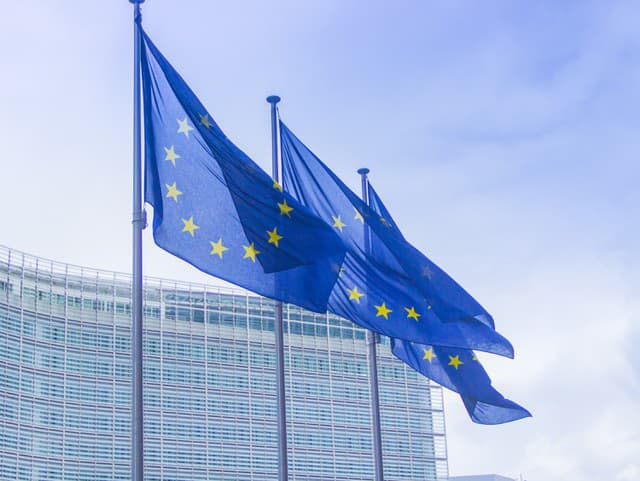 Z Bruselu prichádza nová regulácia: Obmedzenia sa dotknú výrobkov ako bundy, topánky či kozmetika!