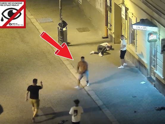 Zverejnili VIDEO z nočnej bitky vedľa policajnej stanice! Údery na zemi a kopačky odzadu, hrozné zábery z Bystrice
