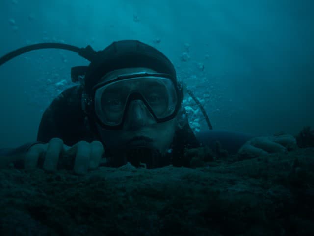 Pád veľryby: Potápača prehltne