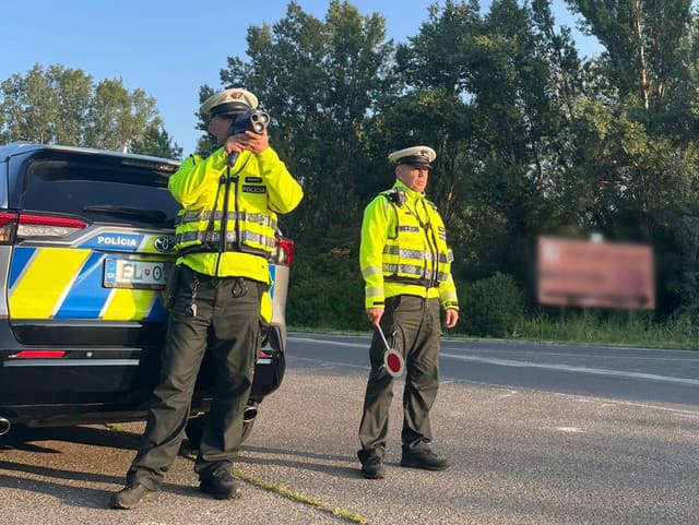 Šialený hazard medzi obcami: VIDEO Vodič letel 210 km/h tam, kde je 90-ka! Domov išiel pešo