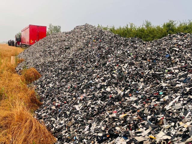 Dolapený priamo pri čine! Kamión sypal odpad na pole, 180 ton plastu a falošné doklady!