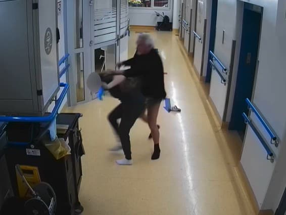 Na Kramároch opitý muž brutálne napadol zdravotnú sestru! VIDEO Udrel ju do hlavy a začal ju škrtiť