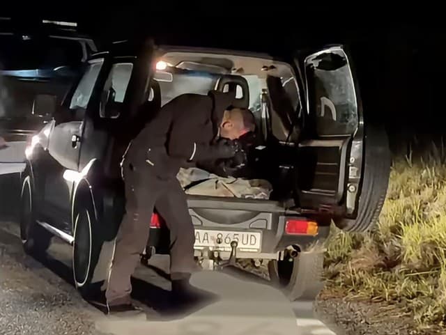 Policajti si všimli počas nočnej služby odstavené auto: Keď ho neskôr preverili, neverili vlastným očiam!