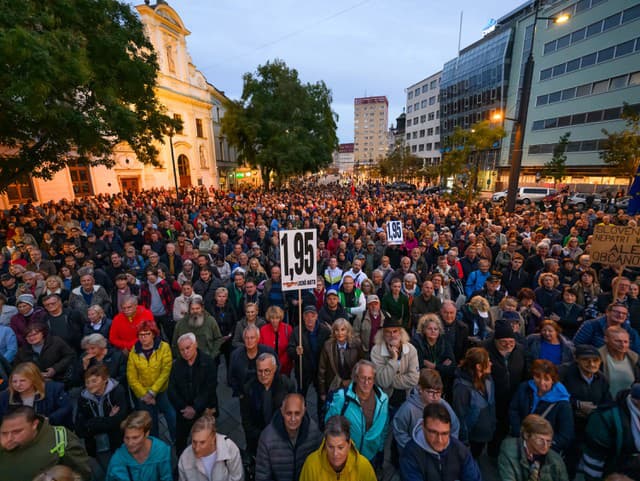 AKTUÁLNE Bratislava na nohách! Na námestí SNP sa konal PROTEST zvolaný opozičnými stranami