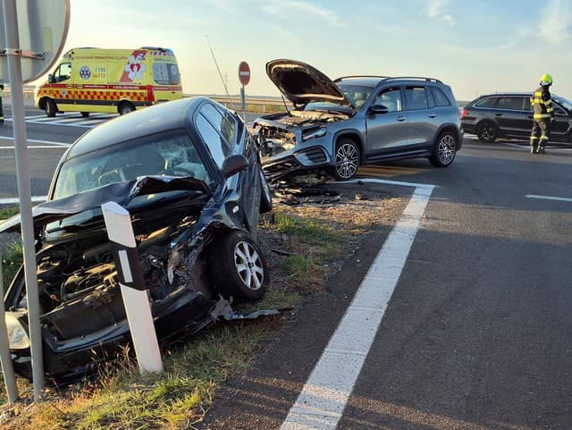 Vážna nehoda dvoch áut na diaľnici D4: Na mieste zasahovali všetky záchranné zložky