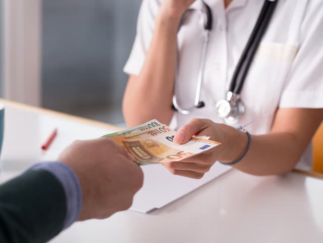 Röntgen za päť eur, neurológ za 160! Ďalšie šokujúce SŤAŽNOSTI pacientov, ombudsman bije na poplach