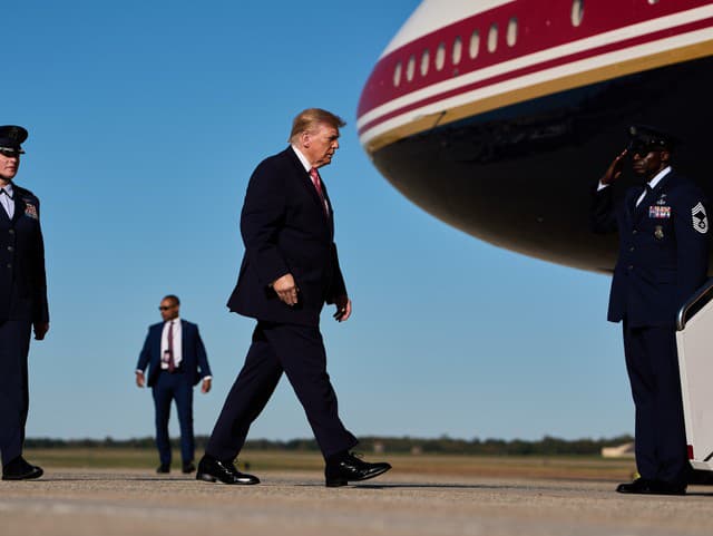 Prezident Donald Trump kráča