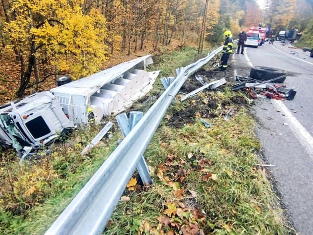 AKTUÁLNE Ťažká nehoda pri Donovaloch: Zrážka kamiónov a osobného auta! Na mieste sú všetky zložky
